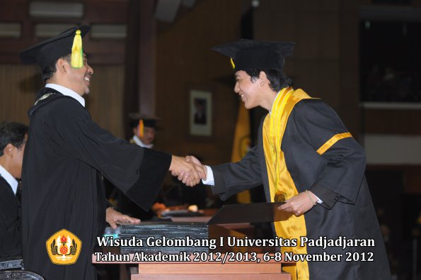 wisuda-unpad-gel-i-ta-2012_2013-fakultas-ilmu-komunikasi-oleh-dekan-079