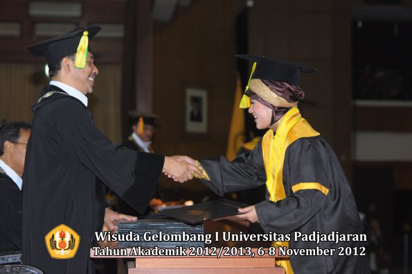 wisuda-unpad-gel-i-ta-2012_2013-fakultas-ilmu-komunikasi-oleh-dekan-081