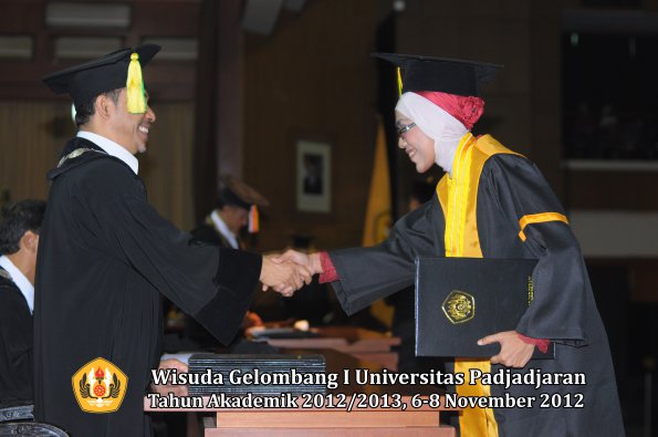 wisuda-unpad-gel-i-ta-2012_2013-fakultas-ilmu-komunikasi-oleh-dekan-083