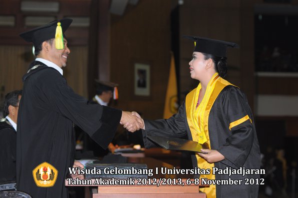 wisuda-unpad-gel-i-ta-2012_2013-fakultas-ilmu-komunikasi-oleh-dekan-087