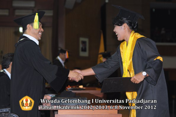 wisuda-unpad-gel-i-ta-2012_2013-fakultas-ilmu-komunikasi-oleh-dekan-088