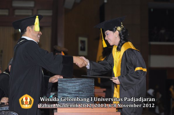 wisuda-unpad-gel-i-ta-2012_2013-fakultas-ilmu-komunikasi-oleh-dekan-104