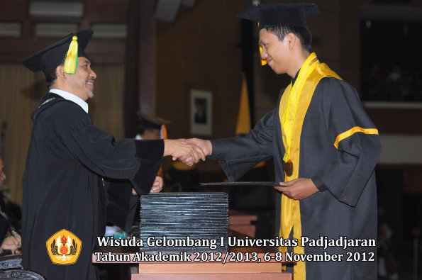 wisuda-unpad-gel-i-ta-2012_2013-fakultas-ilmu-komunikasi-oleh-dekan-106