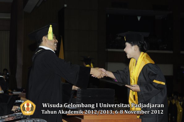 wisuda-unpad-gel-i-ta-2012_2013-fakultas-ilmu-komunikasi-oleh-dekan-108