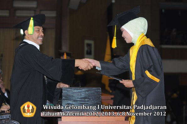 wisuda-unpad-gel-i-ta-2012_2013-fakultas-ilmu-komunikasi-oleh-dekan-109