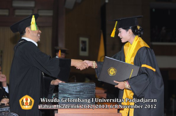 wisuda-unpad-gel-i-ta-2012_2013-fakultas-ilmu-komunikasi-oleh-dekan-111