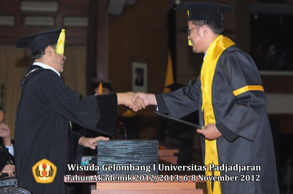 wisuda-unpad-gel-i-ta-2012_2013-fakultas-ilmu-komunikasi-oleh-dekan-113