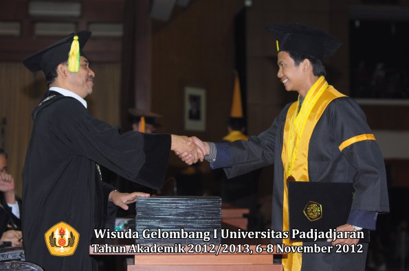 wisuda-unpad-gel-i-ta-2012_2013-fakultas-ilmu-komunikasi-oleh-dekan-114