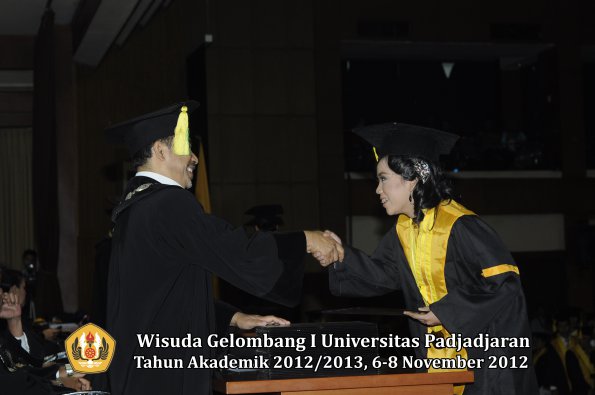 wisuda-unpad-gel-i-ta-2012_2013-fakultas-ilmu-komunikasi-oleh-dekan-120