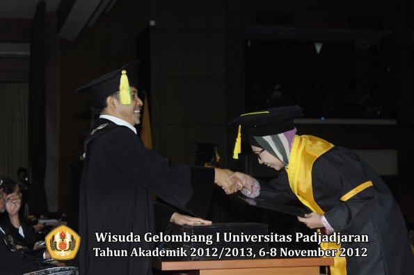 wisuda-unpad-gel-i-ta-2012_2013-fakultas-ilmu-komunikasi-oleh-dekan-121