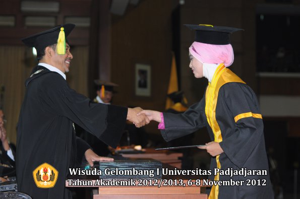 wisuda-unpad-gel-i-ta-2012_2013-fakultas-ilmu-komunikasi-oleh-dekan-132