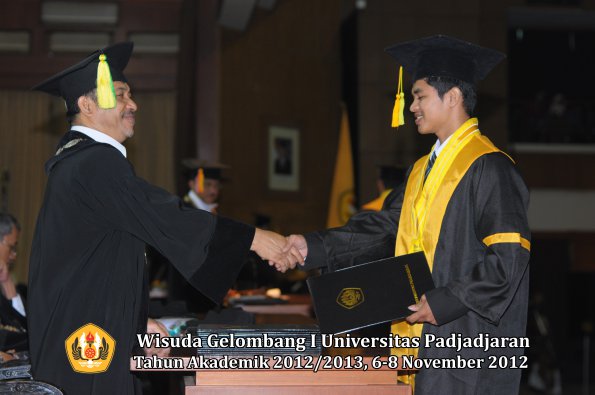 wisuda-unpad-gel-i-ta-2012_2013-fakultas-ilmu-komunikasi-oleh-dekan-136