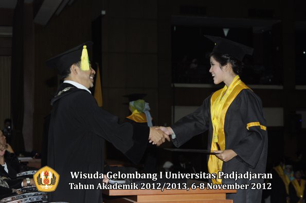 wisuda-unpad-gel-i-ta-2012_2013-fakultas-ilmu-komunikasi-oleh-dekan-138