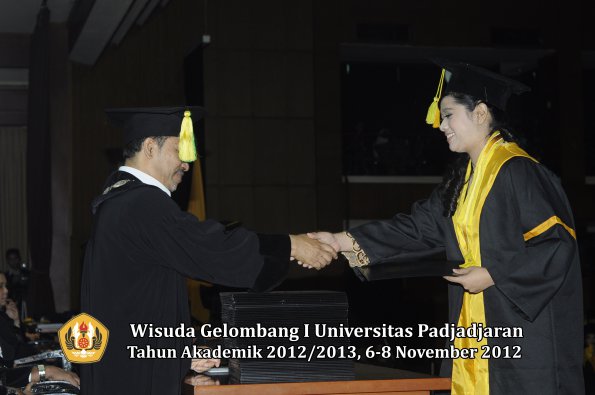 wisuda-unpad-gel-i-ta-2012_2013-fakultas-ilmu-komunikasi-oleh-dekan-149