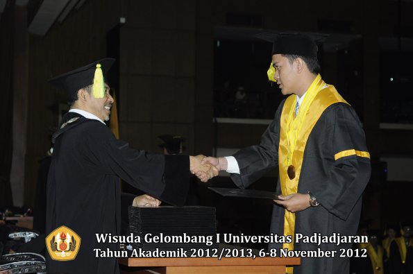 wisuda-unpad-gel-i-ta-2012_2013-fakultas-ilmu-komunikasi-oleh-dekan-158