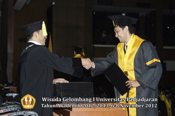 wisuda-unpad-gel-i-ta-2012_2013-fakultas-ilmu-komunikasi-oleh-dekan-159