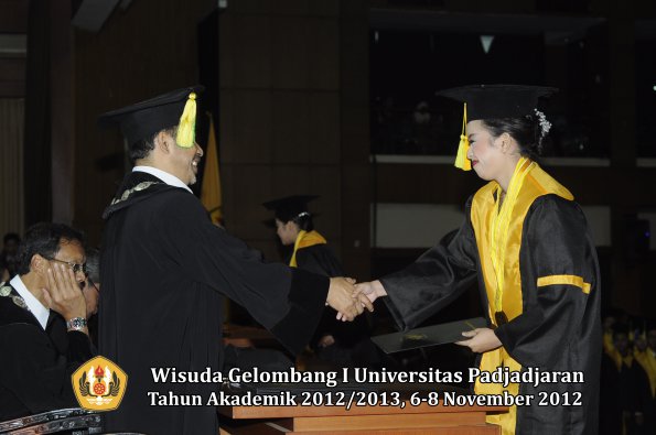 wisuda-unpad-gel-i-ta-2012_2013-fakultas-ilmu-komunikasi-oleh-dekan-193