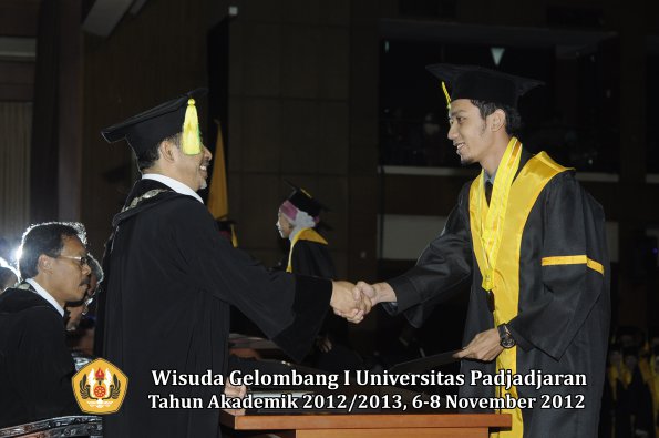 wisuda-unpad-gel-i-ta-2012_2013-fakultas-ilmu-komunikasi-oleh-dekan-197