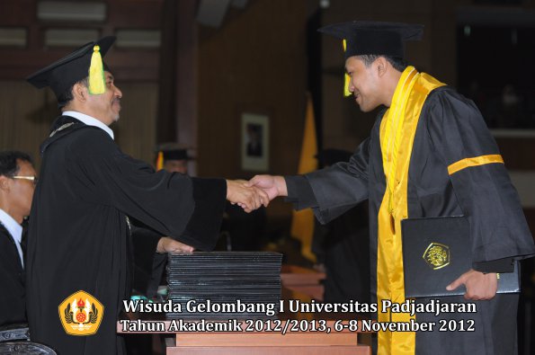 wisuda-unpad-gel-i-ta-2012_2013-fakultas-ilmu-komunikasi-oleh-dekan-210