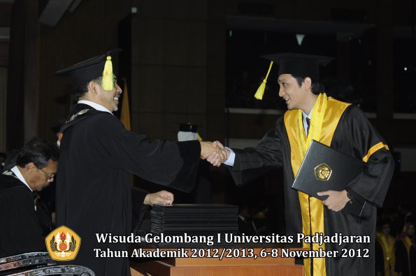 wisuda-unpad-gel-i-ta-2012_2013-fakultas-ilmu-komunikasi-oleh-dekan-213