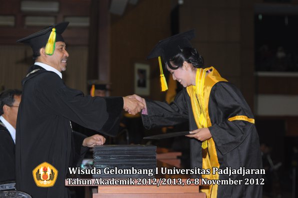 wisuda-unpad-gel-i-ta-2012_2013-fakultas-ilmu-komunikasi-oleh-dekan-215