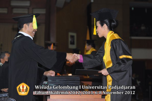 wisuda-unpad-gel-i-ta-2012_2013-fakultas-ilmu-komunikasi-oleh-dekan-219