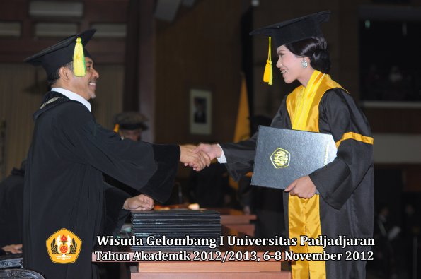 wisuda-unpad-gel-i-ta-2012_2013-fakultas-ilmu-komunikasi-oleh-dekan-220