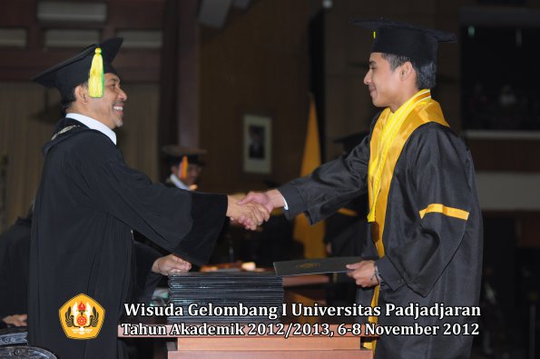 wisuda-unpad-gel-i-ta-2012_2013-fakultas-ilmu-komunikasi-oleh-dekan-221