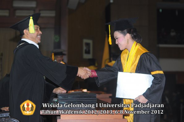 wisuda-unpad-gel-i-ta-2012_2013-fakultas-ilmu-komunikasi-oleh-dekan-222