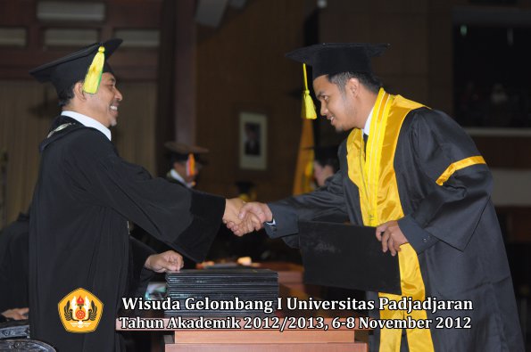 wisuda-unpad-gel-i-ta-2012_2013-fakultas-ilmu-komunikasi-oleh-dekan-223