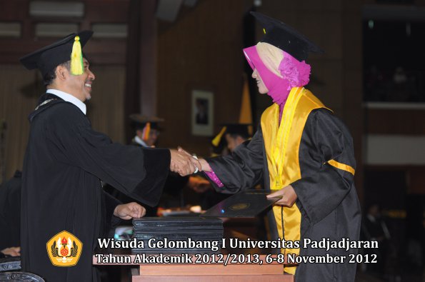 wisuda-unpad-gel-i-ta-2012_2013-fakultas-ilmu-komunikasi-oleh-dekan-224