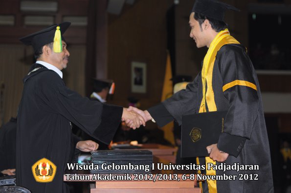 wisuda-unpad-gel-i-ta-2012_2013-fakultas-ilmu-komunikasi-oleh-dekan-226