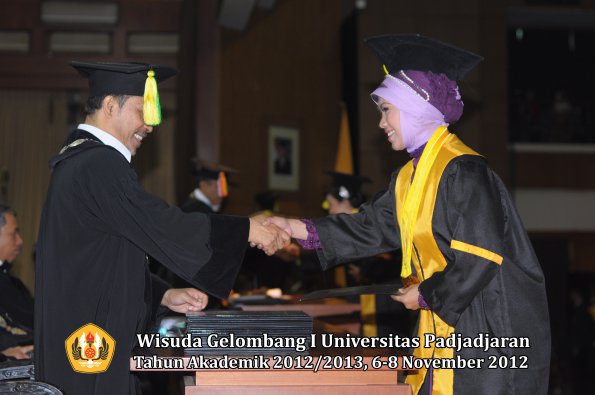 wisuda-unpad-gel-i-ta-2012_2013-fakultas-ilmu-komunikasi-oleh-dekan-228