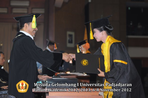 wisuda-unpad-gel-i-ta-2012_2013-fakultas-ilmu-komunikasi-oleh-dekan-230