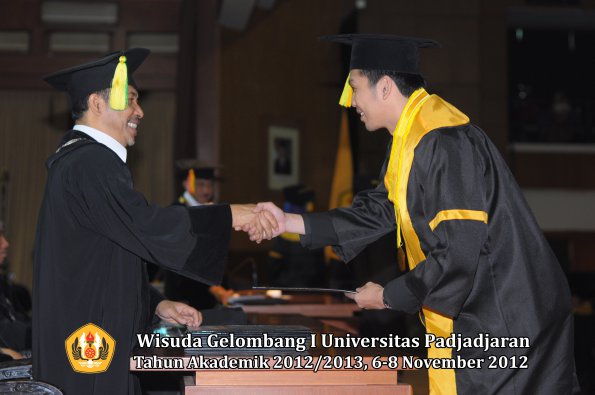 wisuda-unpad-gel-i-ta-2012_2013-fakultas-ilmu-komunikasi-oleh-dekan-237