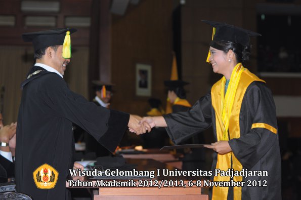 wisuda-unpad-gel-i-ta-2012_2013-fakultas-ilmu-komunikasi-oleh-dekan-247