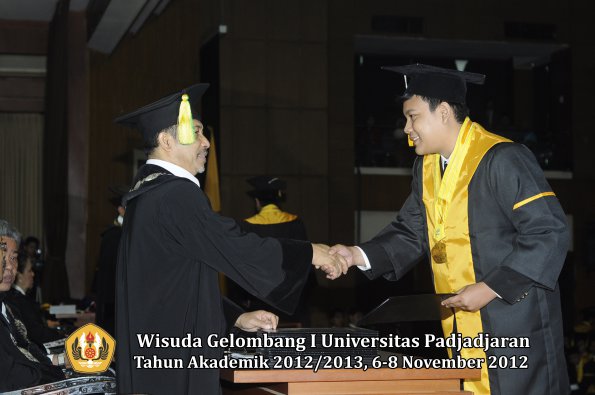 wisuda-unpad-gel-i-ta-2012_2013-fakultas-ilmu-komunikasi-oleh-dekan-271