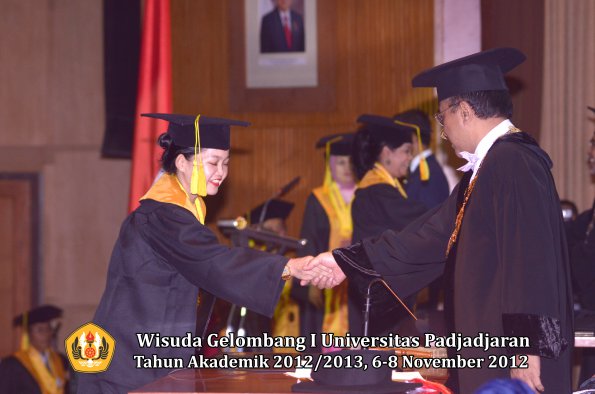 wisuda-unpad-gel-i-ta-2012_2013-fakultas-ilmu-komunikasi-oleh-rektor-002