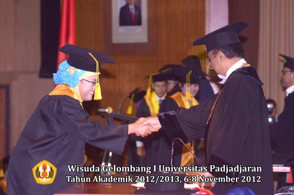 wisuda-unpad-gel-i-ta-2012_2013-fakultas-ilmu-komunikasi-oleh-rektor-012