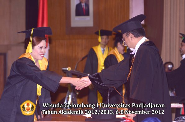 wisuda-unpad-gel-i-ta-2012_2013-fakultas-ilmu-komunikasi-oleh-rektor-019