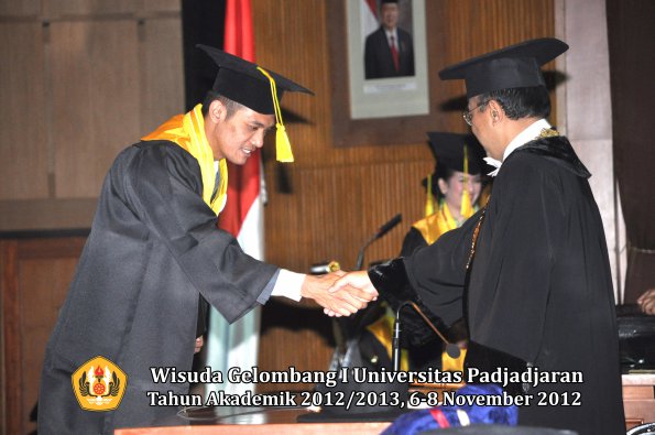 wisuda-unpad-gel-i-ta-2012_2013-fakultas-ilmu-komunikasi-oleh-rektor-021