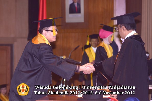 wisuda-unpad-gel-i-ta-2012_2013-fakultas-ilmu-komunikasi-oleh-rektor-024