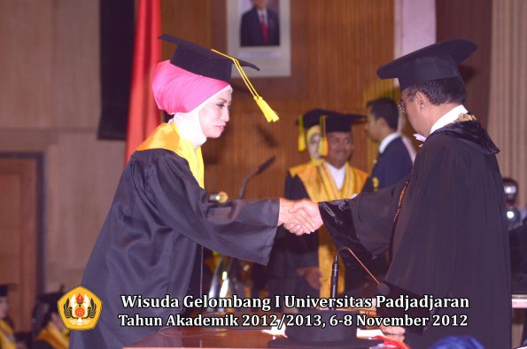 wisuda-unpad-gel-i-ta-2012_2013-fakultas-ilmu-komunikasi-oleh-rektor-025