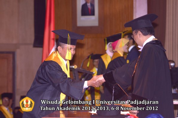 wisuda-unpad-gel-i-ta-2012_2013-fakultas-ilmu-komunikasi-oleh-rektor-026