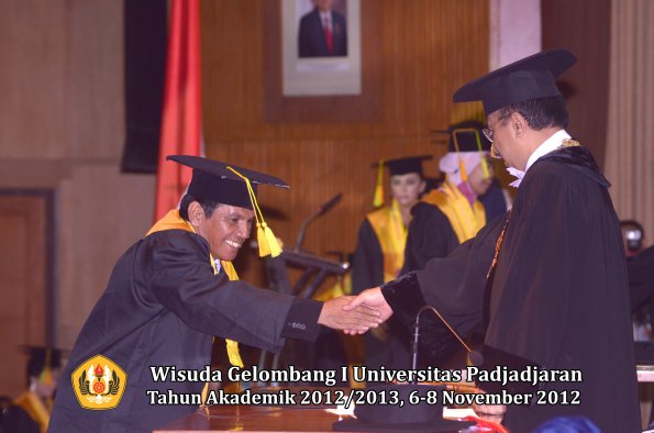 wisuda-unpad-gel-i-ta-2012_2013-fakultas-ilmu-komunikasi-oleh-rektor-029