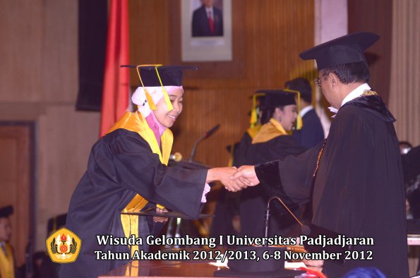 wisuda-unpad-gel-i-ta-2012_2013-fakultas-ilmu-komunikasi-oleh-rektor-030