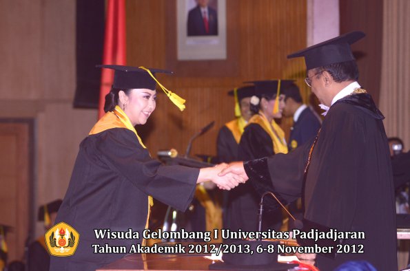 wisuda-unpad-gel-i-ta-2012_2013-fakultas-ilmu-komunikasi-oleh-rektor-031