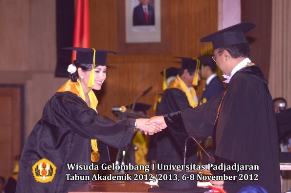 wisuda-unpad-gel-i-ta-2012_2013-fakultas-ilmu-komunikasi-oleh-rektor-032