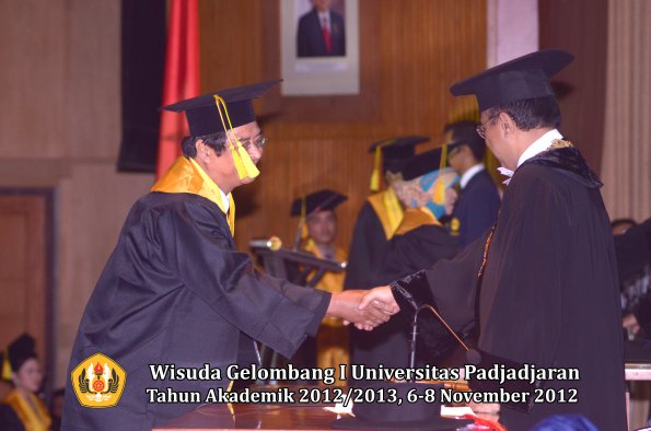 wisuda-unpad-gel-i-ta-2012_2013-fakultas-ilmu-komunikasi-oleh-rektor-033