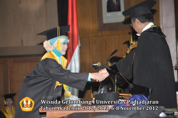 wisuda-unpad-gel-i-ta-2012_2013-fakultas-ilmu-komunikasi-oleh-rektor-034